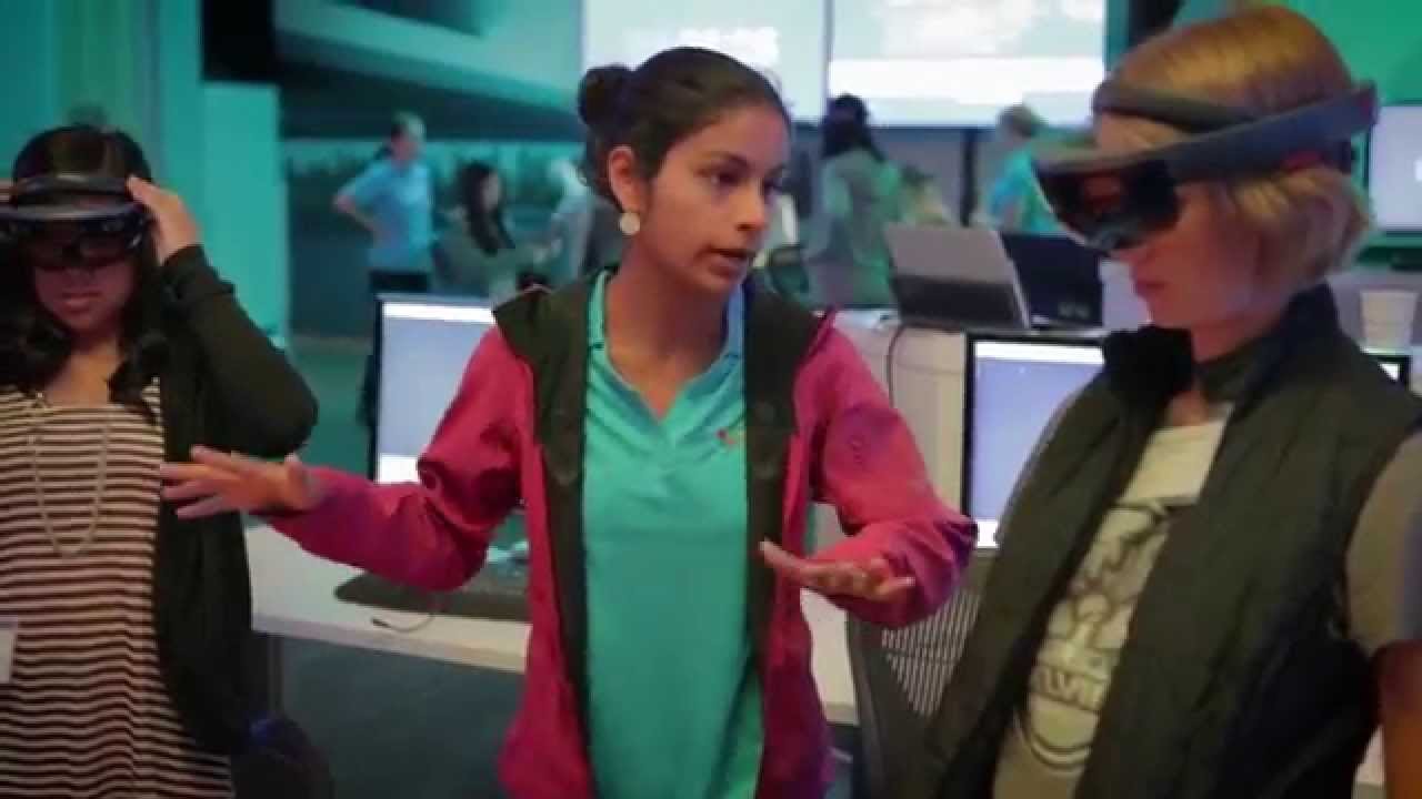 DigiGirlz try out HoloLens DigiGirlz try out HoloLens